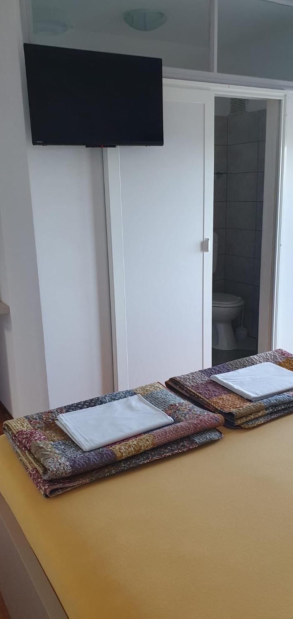 Apartments & Rooms Fam Ribaric Banjol Room photo