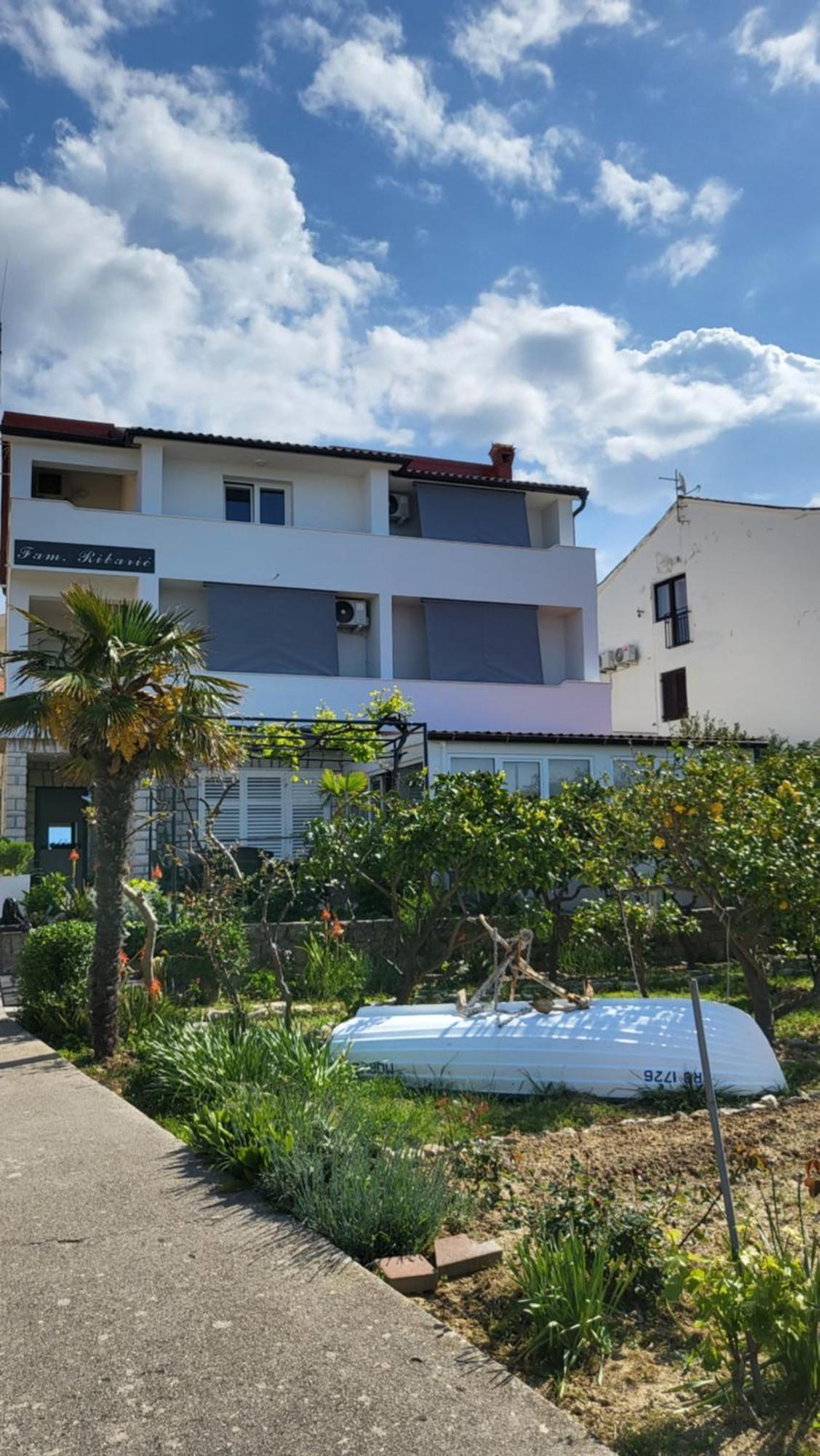 Apartments & Rooms Fam Ribaric Banjol Exterior photo